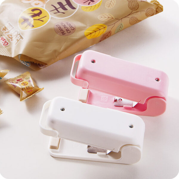 Portable Mini Sealer Home Heat Bag Plastic Food Snacks Bag Sealing Machine(Random Collor)